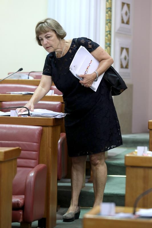 (FOTO) Vesna Pusić nije znala gdje sjedi u saboru? Dnevno.hr