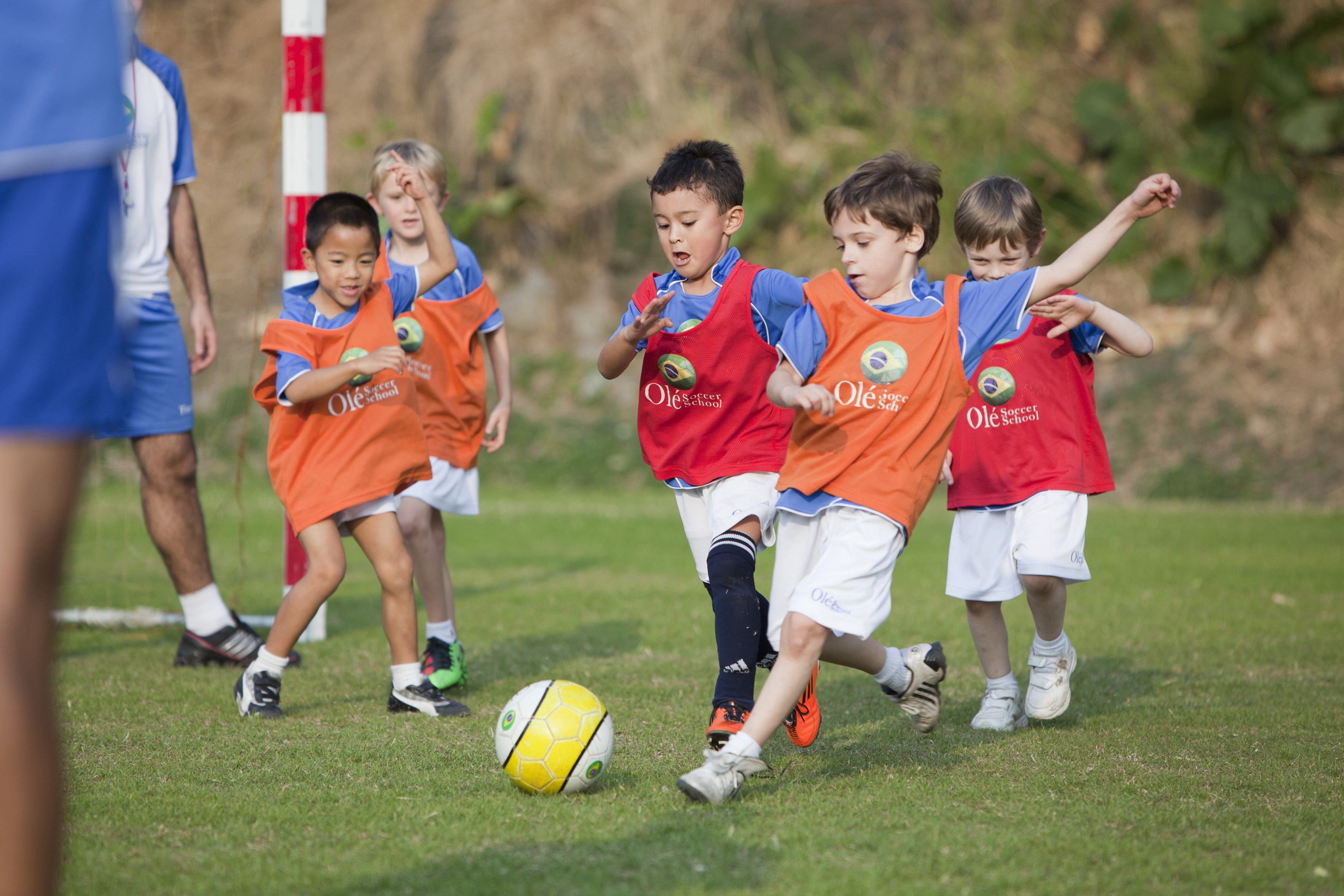 Тема фотографии игра в футбол. Футбол дети. Дети футболисты. Детская секция футбола. Дети играющие в футбол.