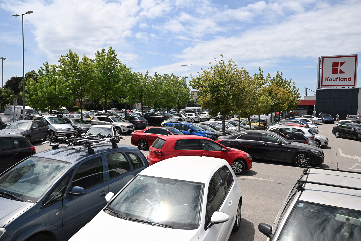 Ovu tipku u autu koristi 90% vozača, a ne znaju da im uništava motor