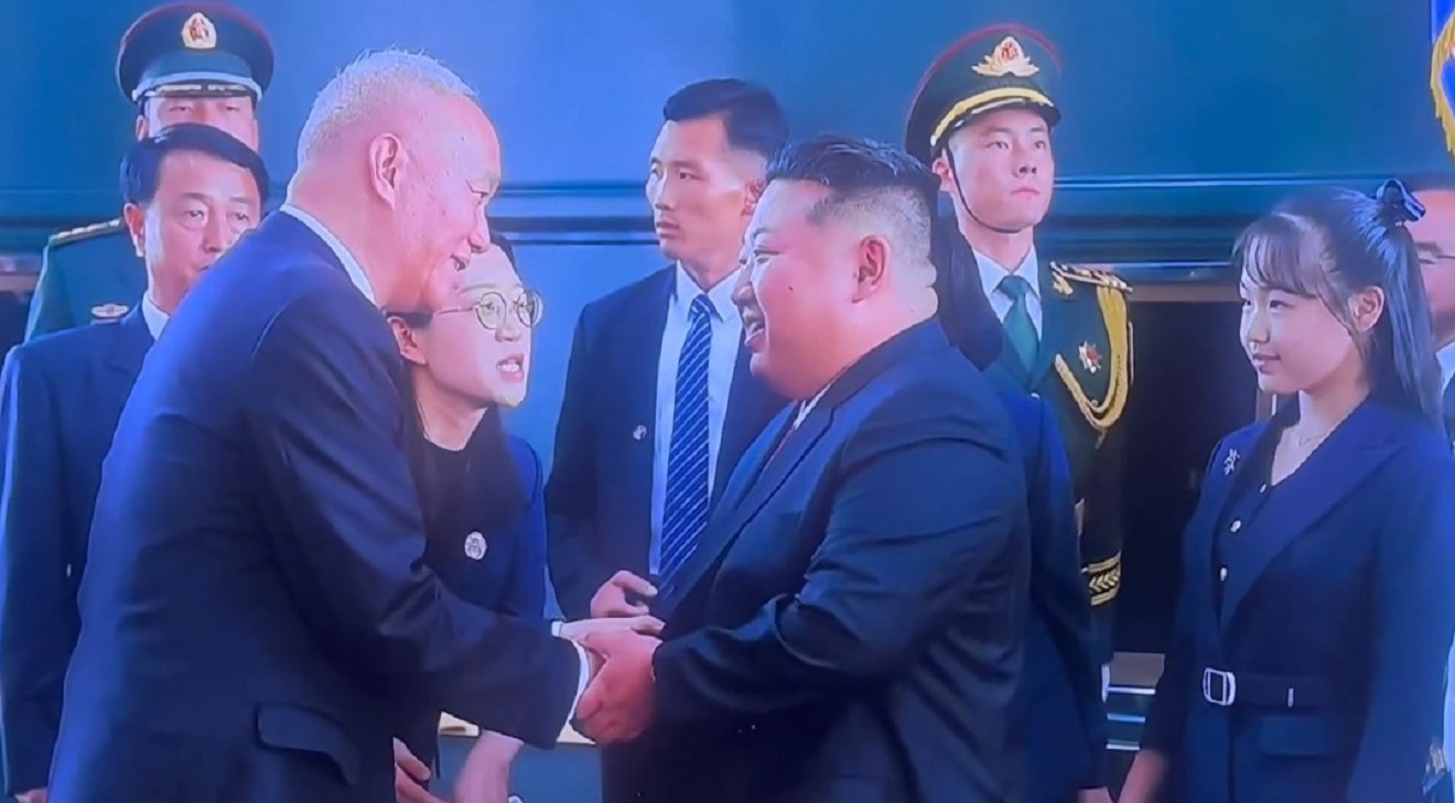 Kim Jon Un u Kini pokazao tajanstvenu ženu: ‘Svijet će tek vidjeti tko je ona’