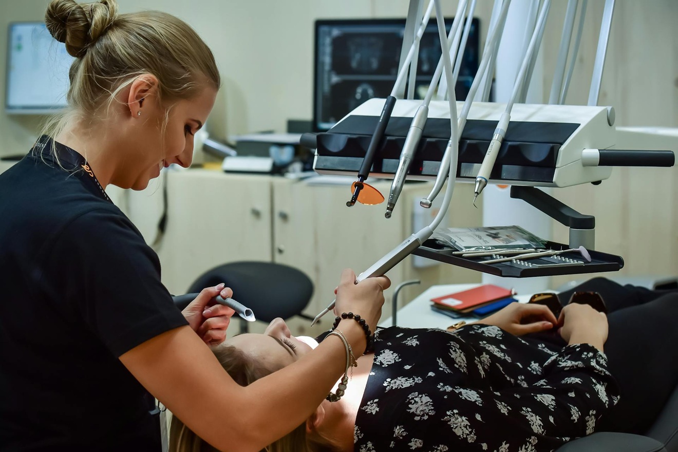Uhićena ‘zubarica iz pakla’: Pogledajte kako je lijepila ljuskice na zube
