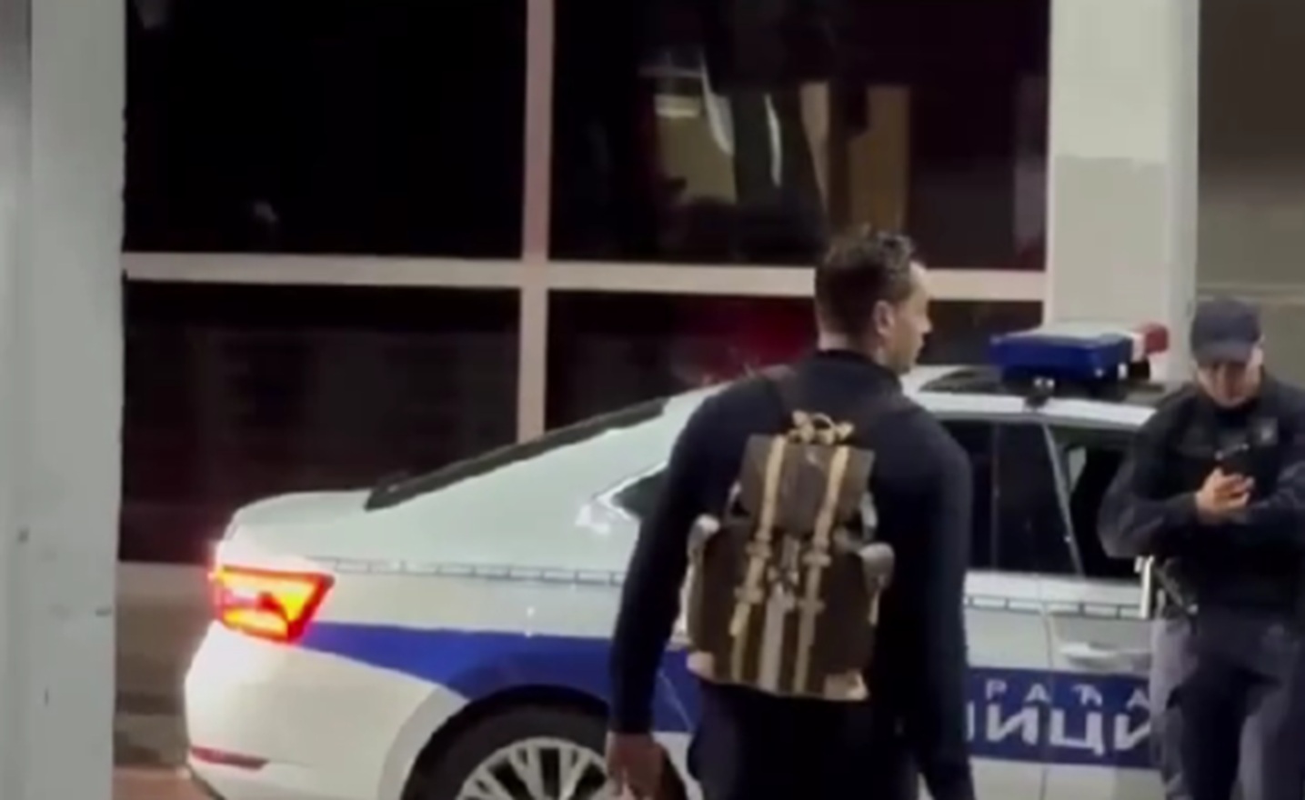 Sačekuša za Hezonju kod autobusa u Beogradu: Gledajte što su mu napravili samo