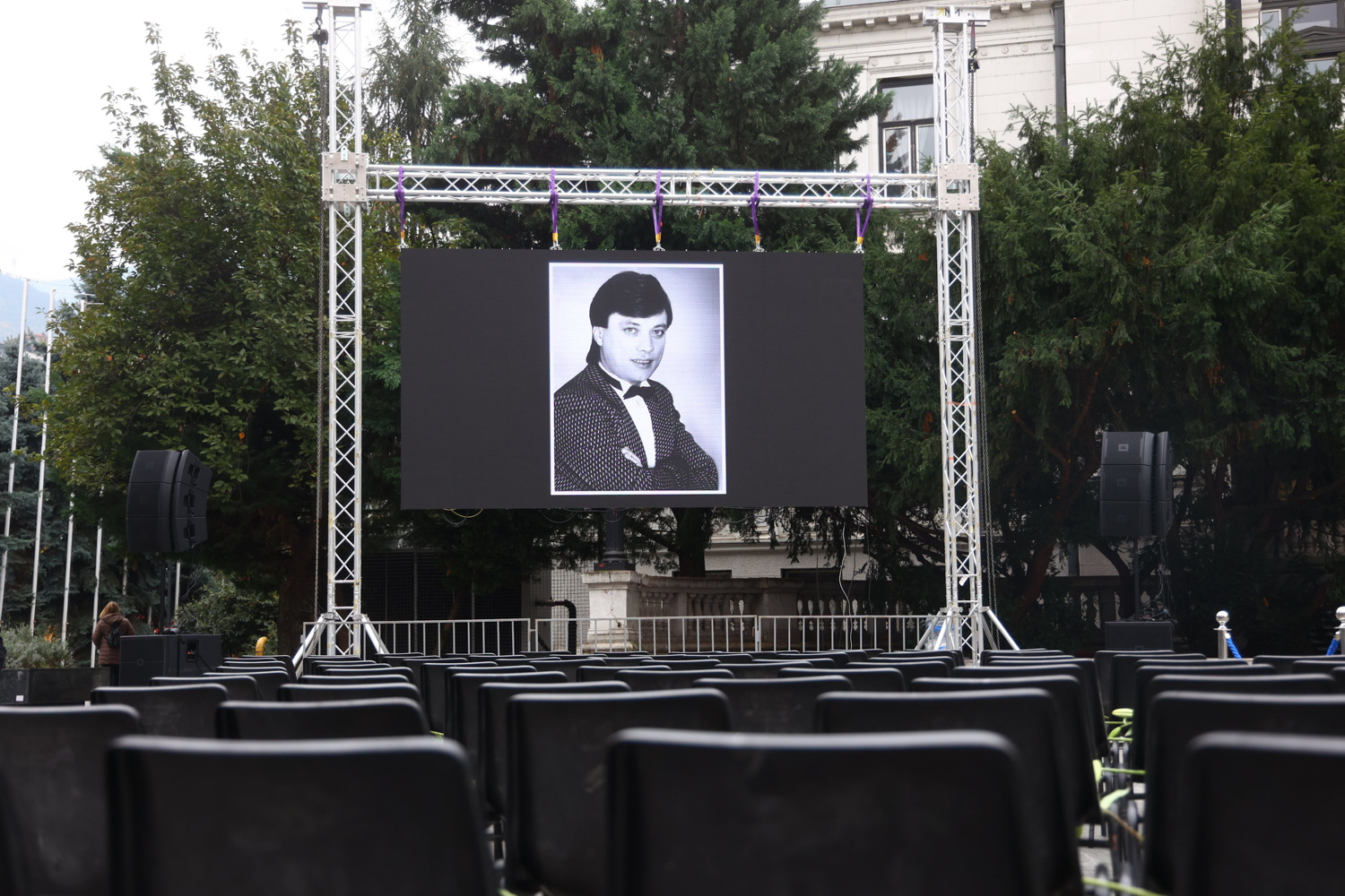 Dirljiv trenutak na oproštaju od Halida Bešlića: ‘Tražim ženu, želim joj nešto pokloniti’