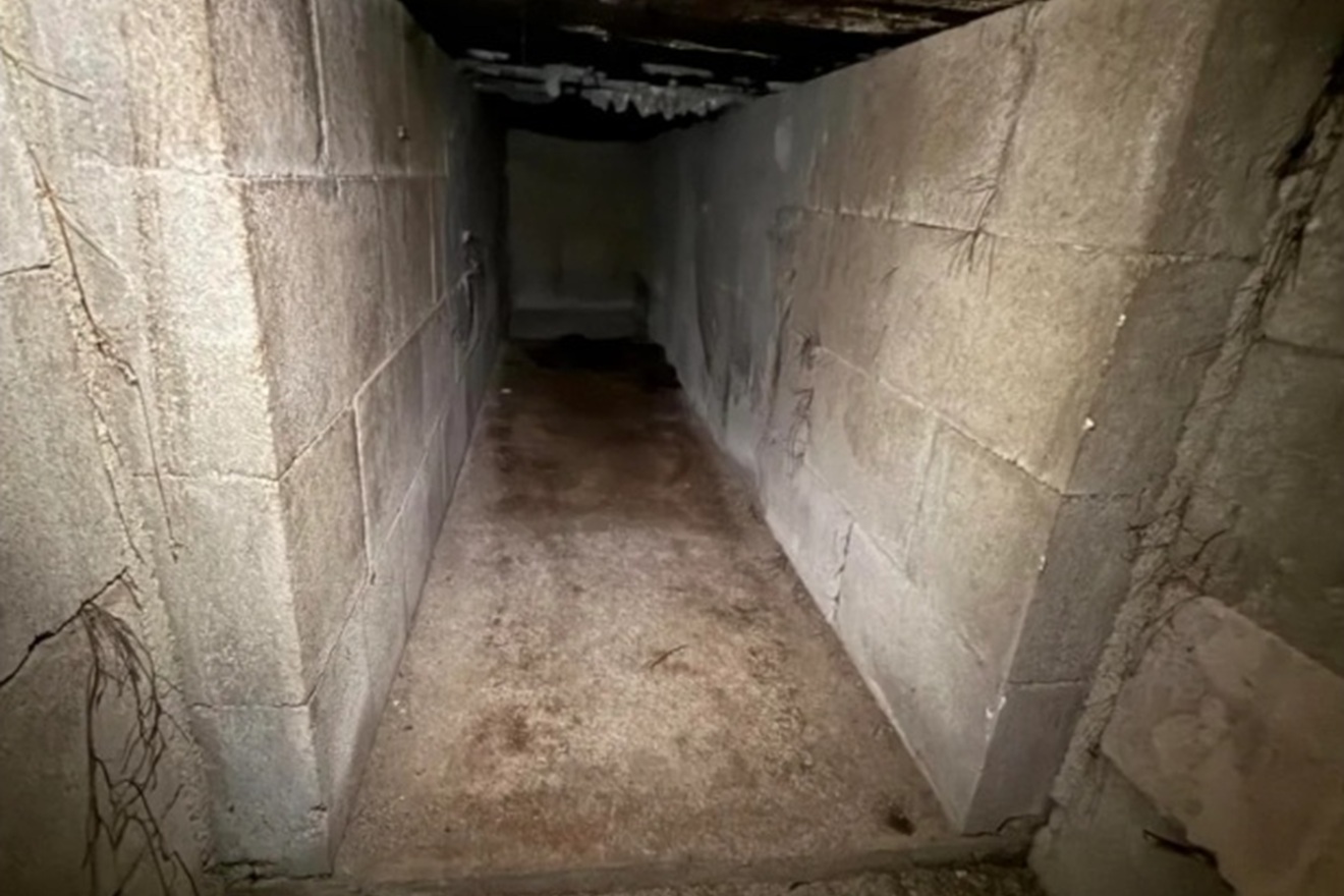 Nevjerojatno otkriće ispod kuće: Skriveni podrum s metalnim vratima i tunelom