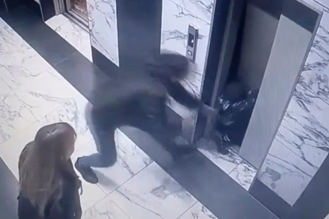 Dječak upao u okno dizala, otac odmah skočio za njim: Kamera sve snimila