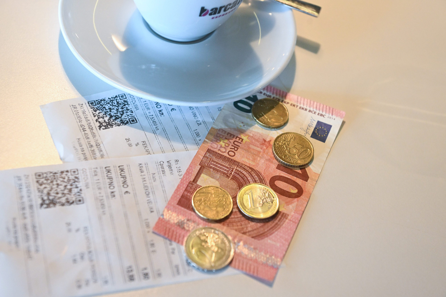 U Zagrebu pokušao platiti kavu eurima, konobarica ga šokirala: ‘Mi to ovdje ne primamo’