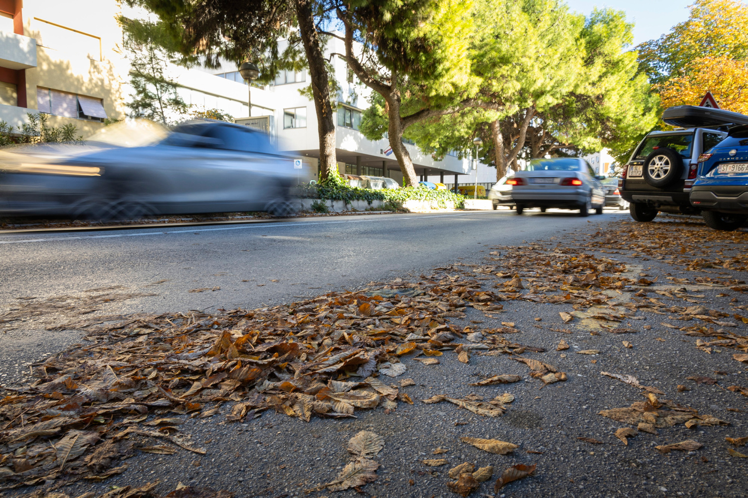 Ovaj jesenski problem na autima vozači uporno ignoriraju, a mogli bi ga jako skupo platiti