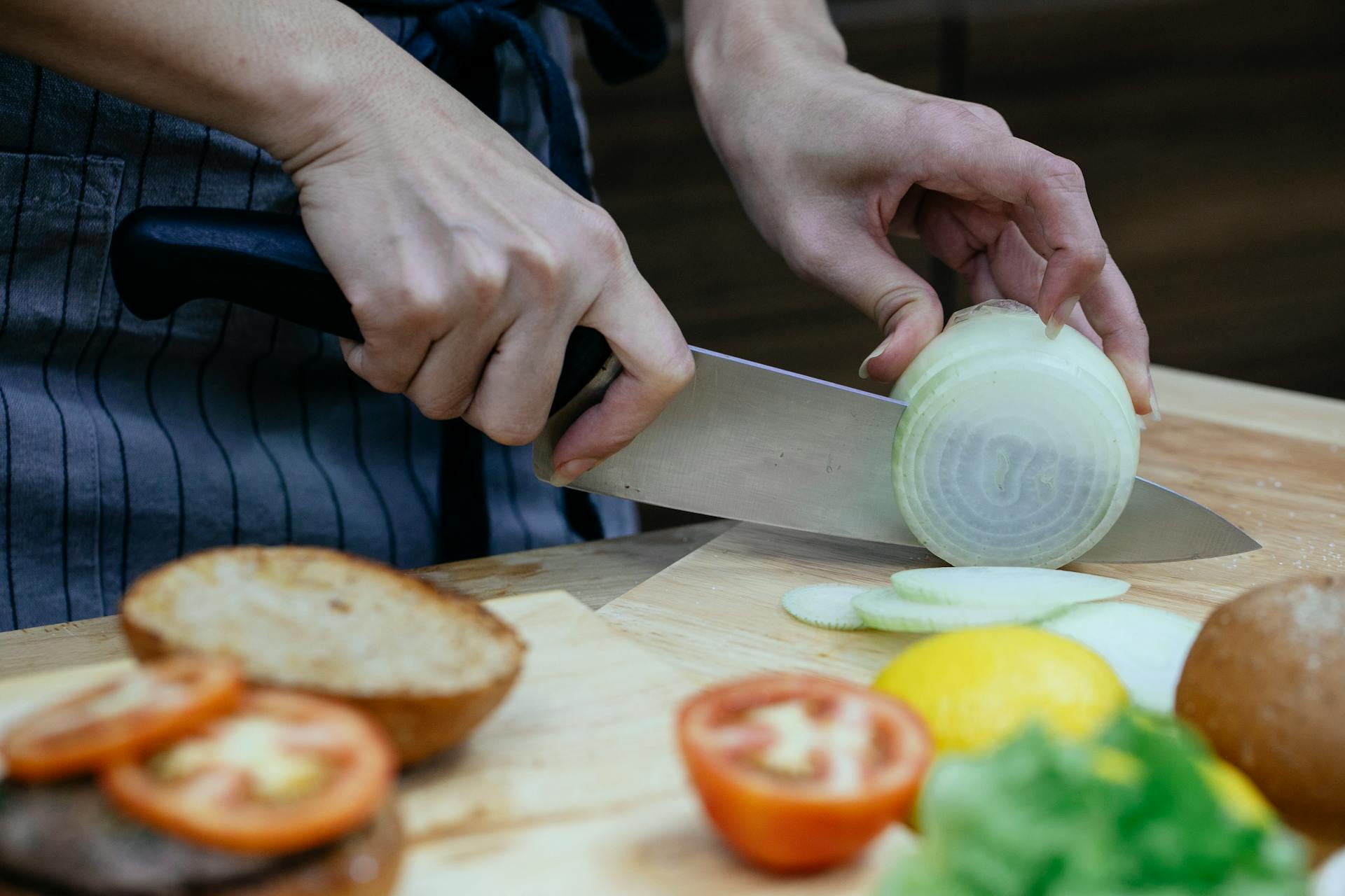 Uz ovaj jednostavan trik nikad više nećete zaplakati dok režete luk