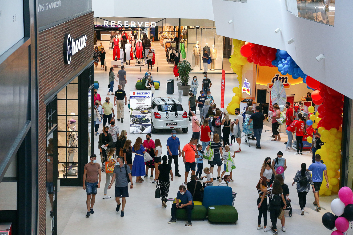 Unaprijed osvijetljena jelka sada se može kupiti za sitniš: ‘Izgleda zapanjujuće stvarno’