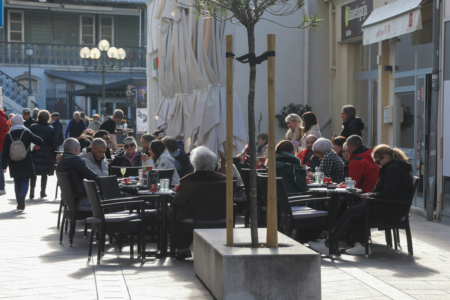 Ljevičari počeli provocirati mineralnom vodom: ‘Desničari, pijete li vi ovo?’