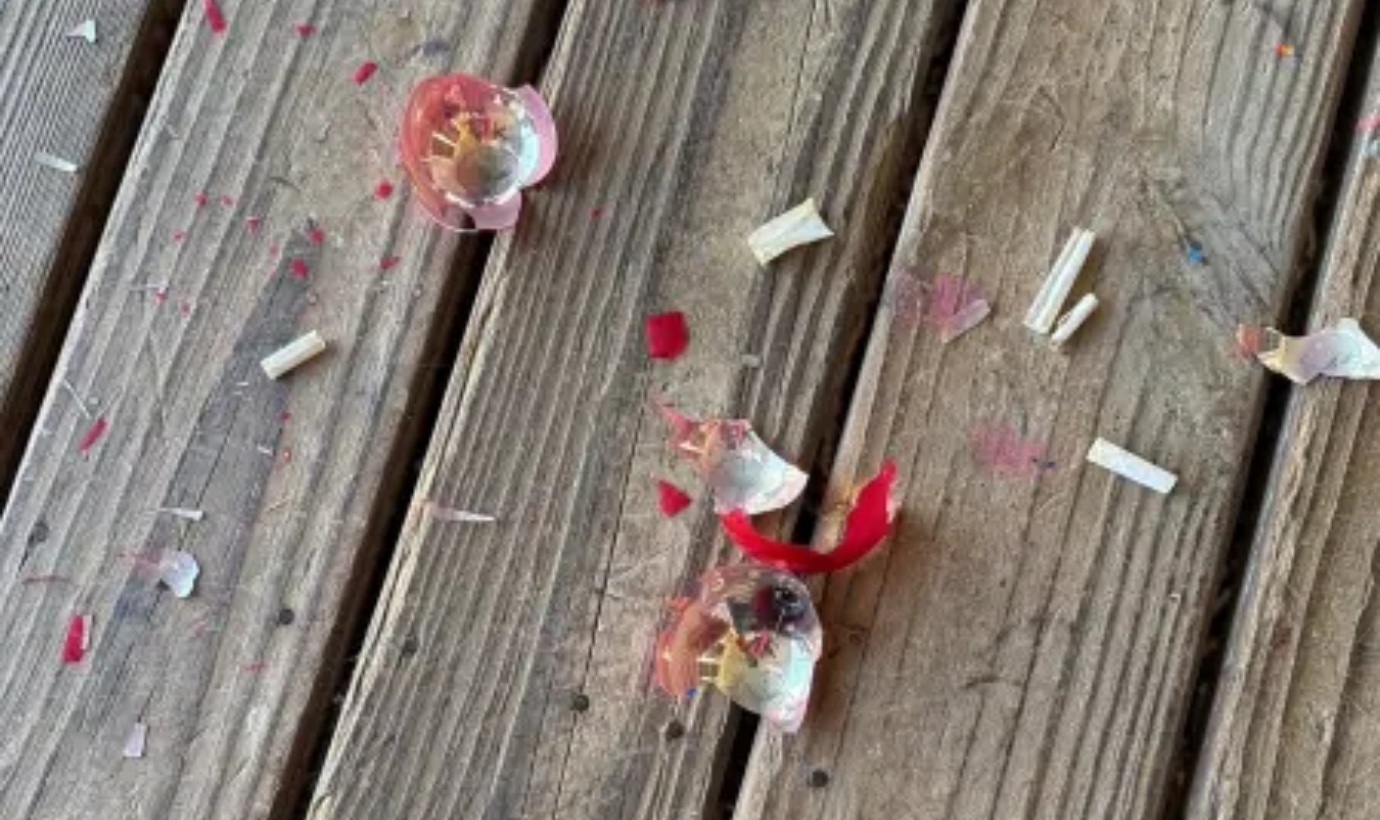 Razbila je božićni ukras i šokirala se: Evo što je pronašla unutra