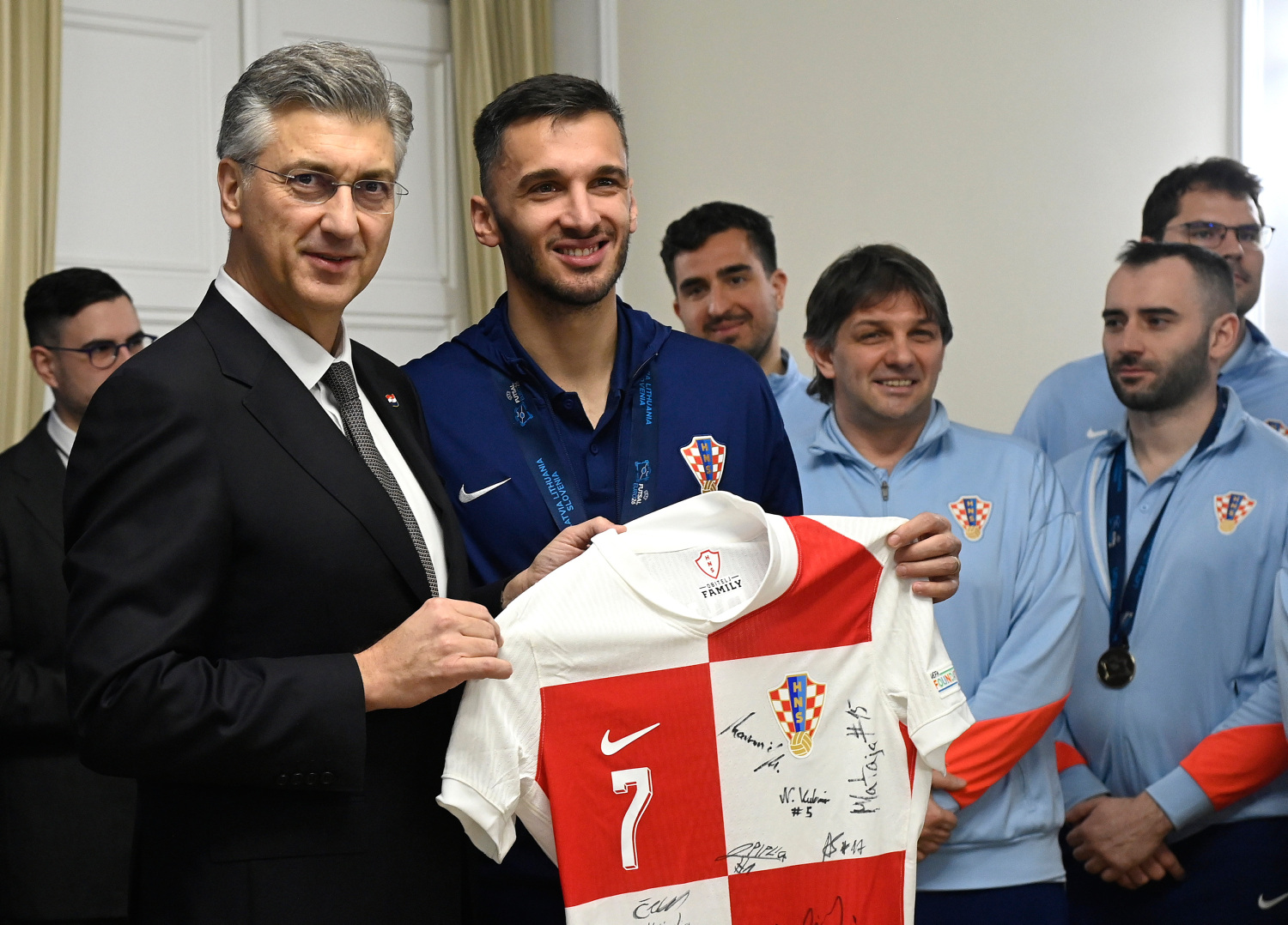 Pjevali su Doris umjesto Thompsona, ali Plenković će im svejedno dati novac: ‘Pronašli smo način’