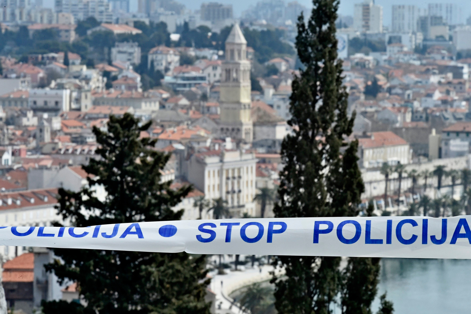 Drama u Splitu: Policajac napadnut nožem, pomahnitali muškarac krenuo u pohod