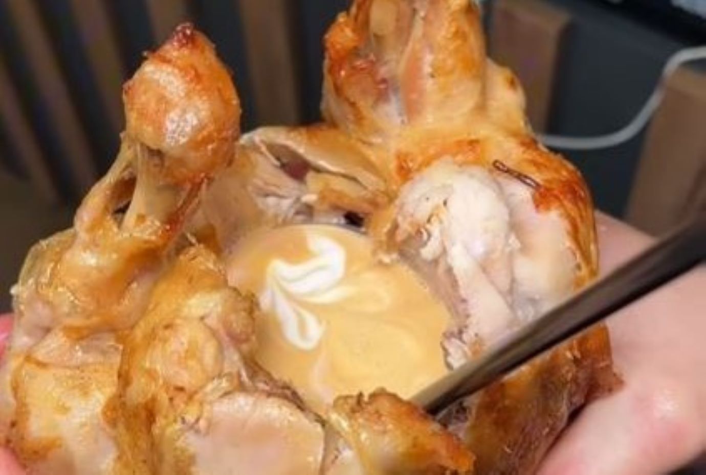 Ovo je najbizarniji food trend ikad: Cappuccino poslužen u pečenoj piletini zgrozio svijet