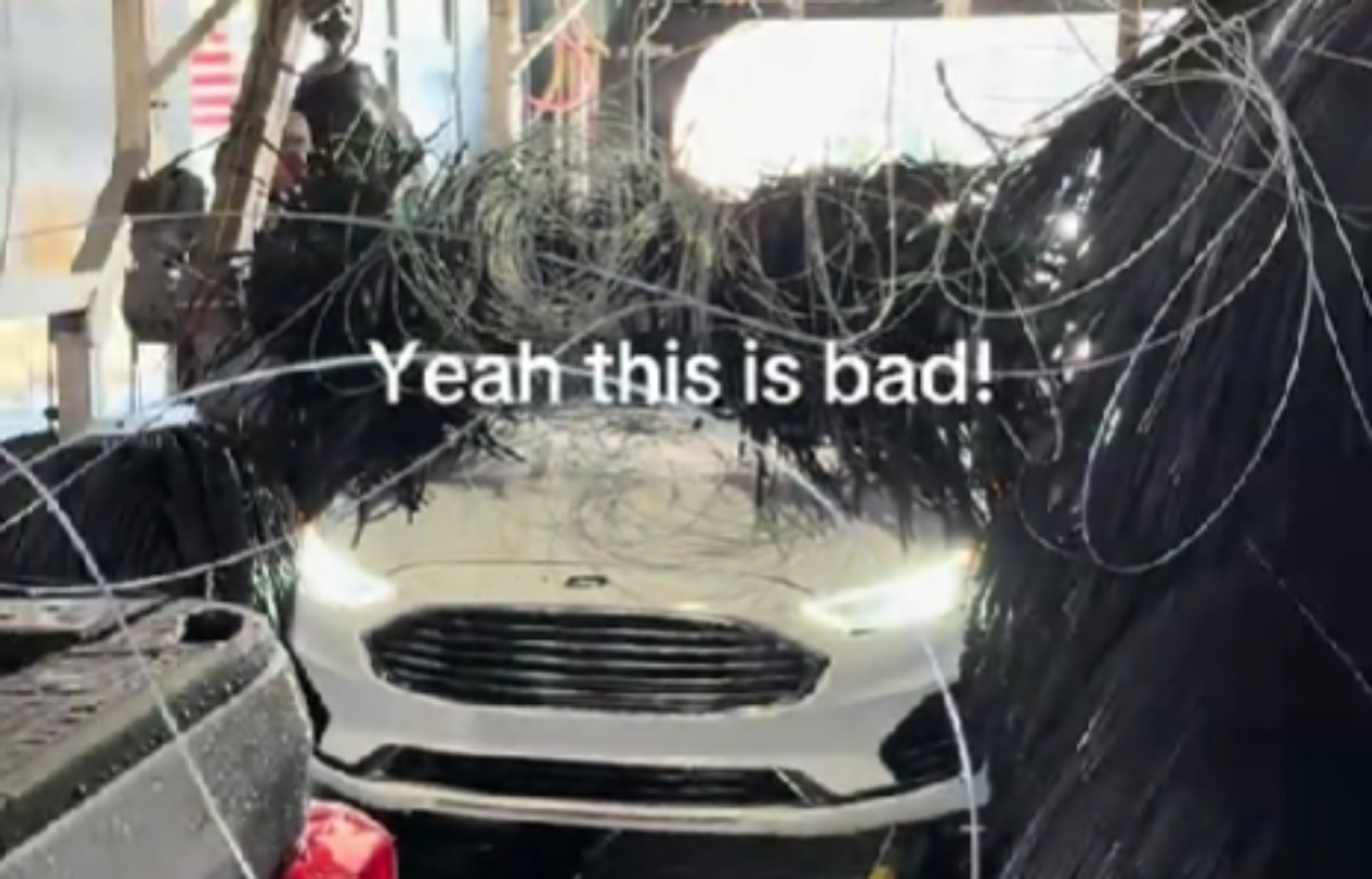 U autopraonici u sekundi nastao kaos: Napravio je veliku pogrešku i uništio tuđi auto