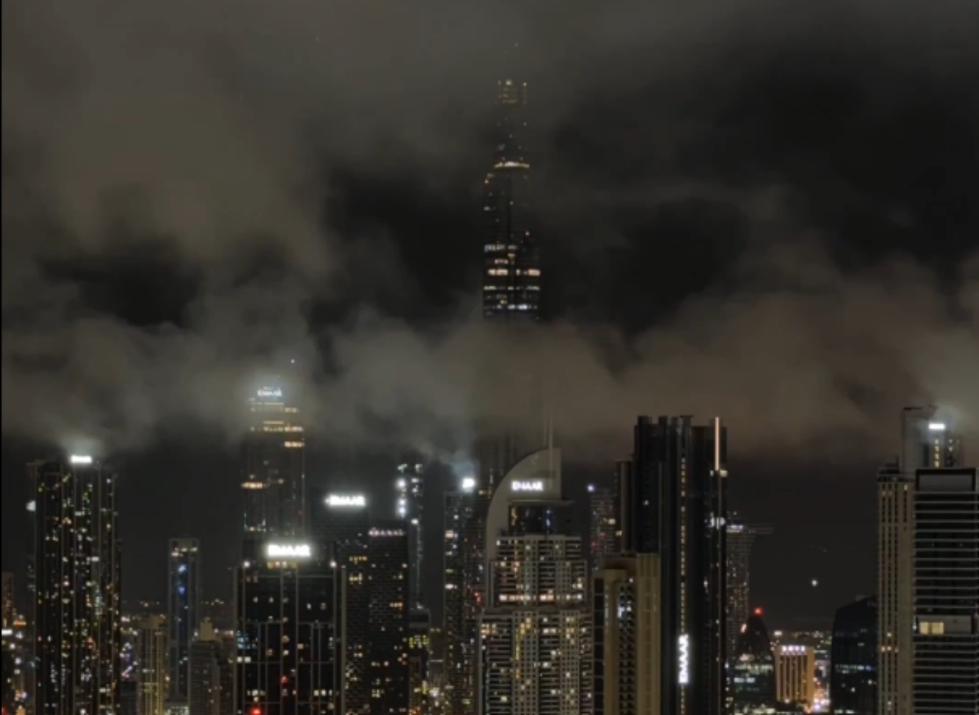 Dramatične snimke udara munje u najvišu zgradu na svijetu