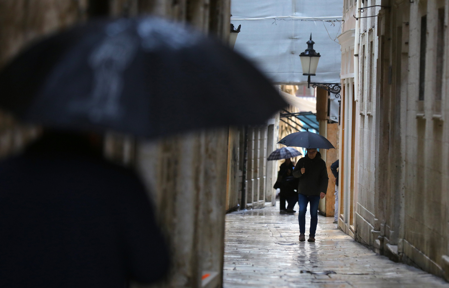 Ako imate vrt i cvijeće stručnjaci pozivaju da nikako ne bacite stare i potrgane kišobrane