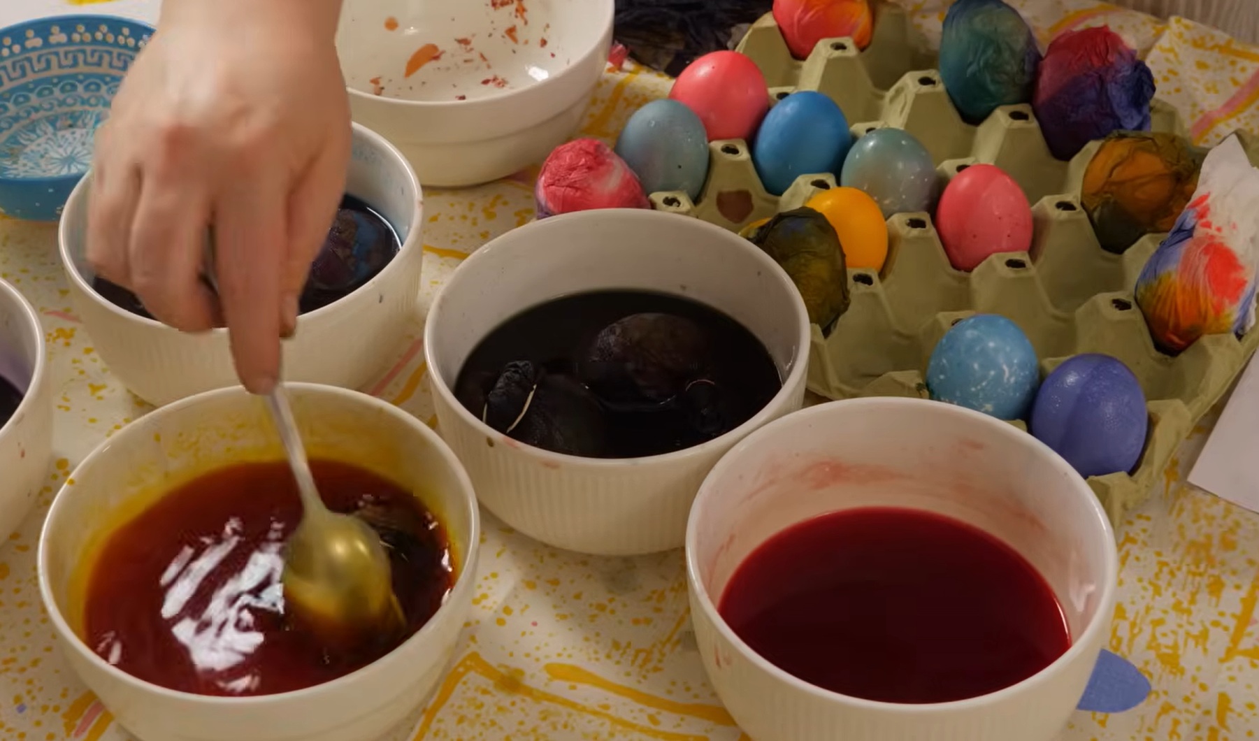 Sve više ljudi koristi metodu ‘3 u 1’ za bojanje jaja: Bez previše truda dobijete umjetničko djelo