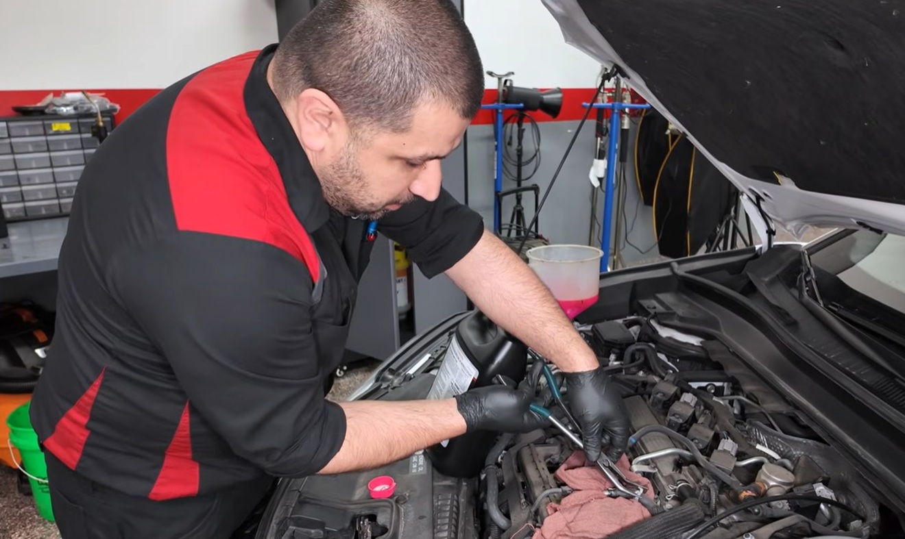 Mehaničar iskreno opisao način na koji ljudima nabijaju nepotrebne troškove: ‘Tonemo u pohlepu’