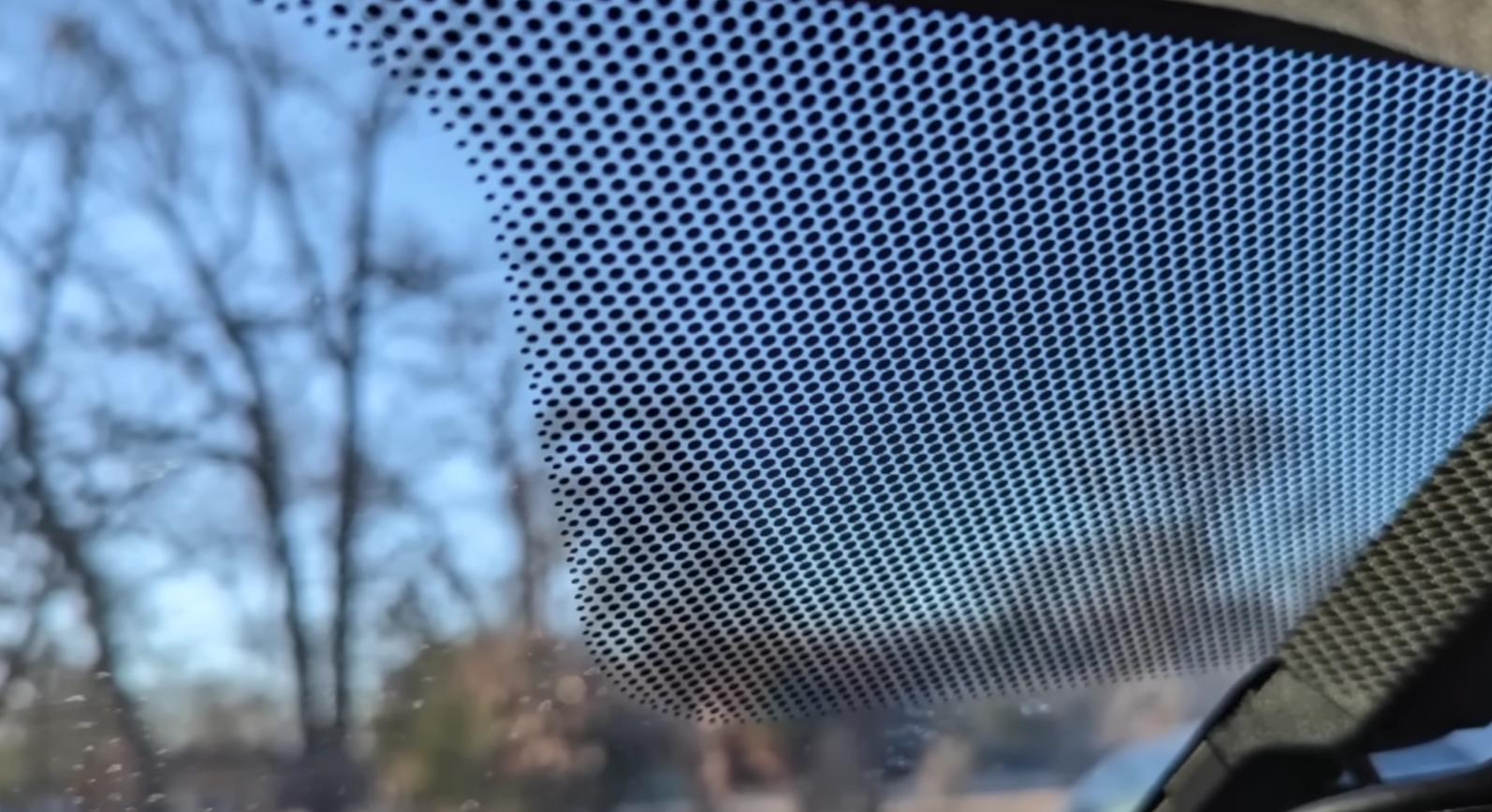 Vozači godinama gledaju crne točkice uz rub vjetrobranskog stakla, a ne znaju njihovu pravu svrhu