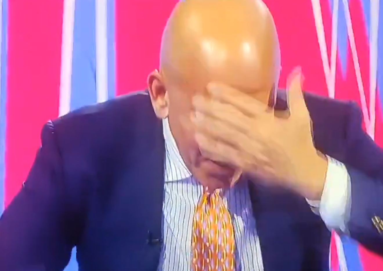 Bizarna scena u prijenosu uživo obišla svijet: Raspravljao s voditeljicom, a onda je potekla krv