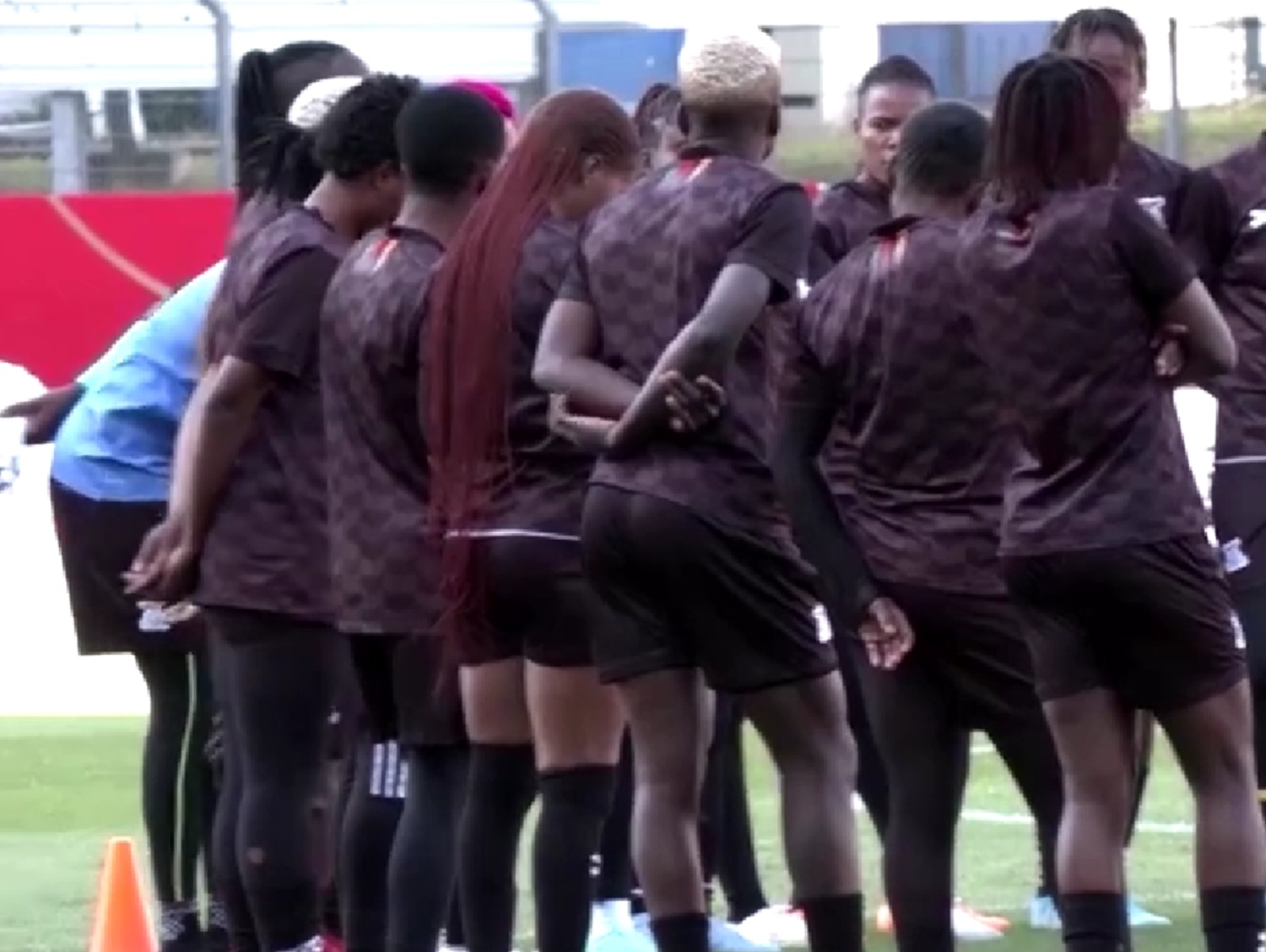 Drama u reprezentaciji, morale su spavati s izbornikom: ‘Ona mora reći ‘da’ ako ju on poželi’