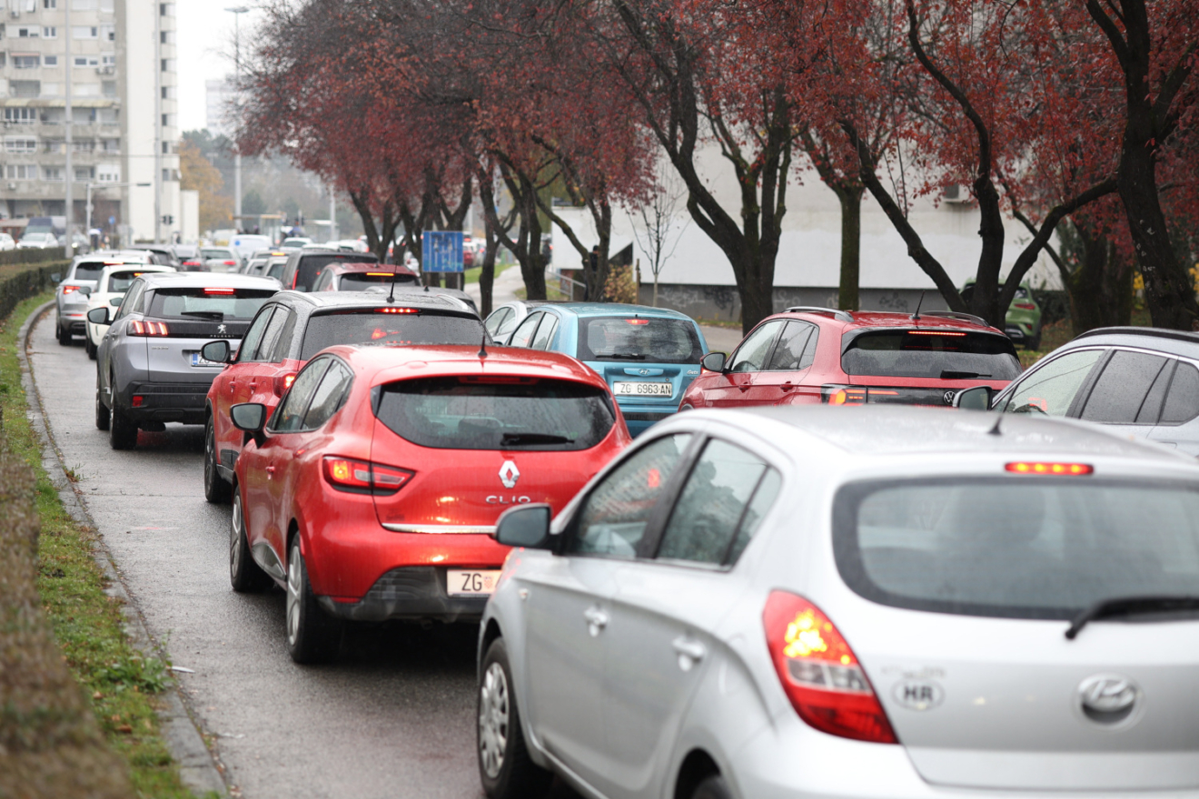 Skrivena tipka u autu može vam olakšati život: Mnogi vozači ne znaju čemu zapravo služi