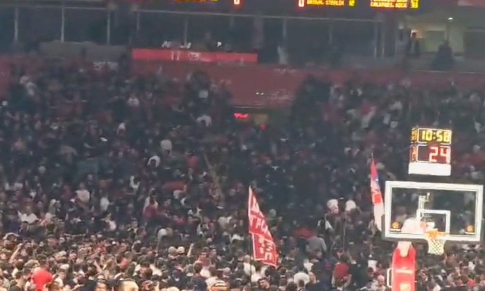 Potpuni kaos u Srbiji: Navijači se gađali petardama, spominjali Zagreb i Tuđmana