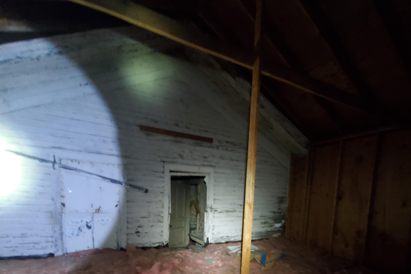 Na tavanu otkrio skriveni prolaz i pronašao jezivu prostoriju: ‘Ovdje je živio Sotona’