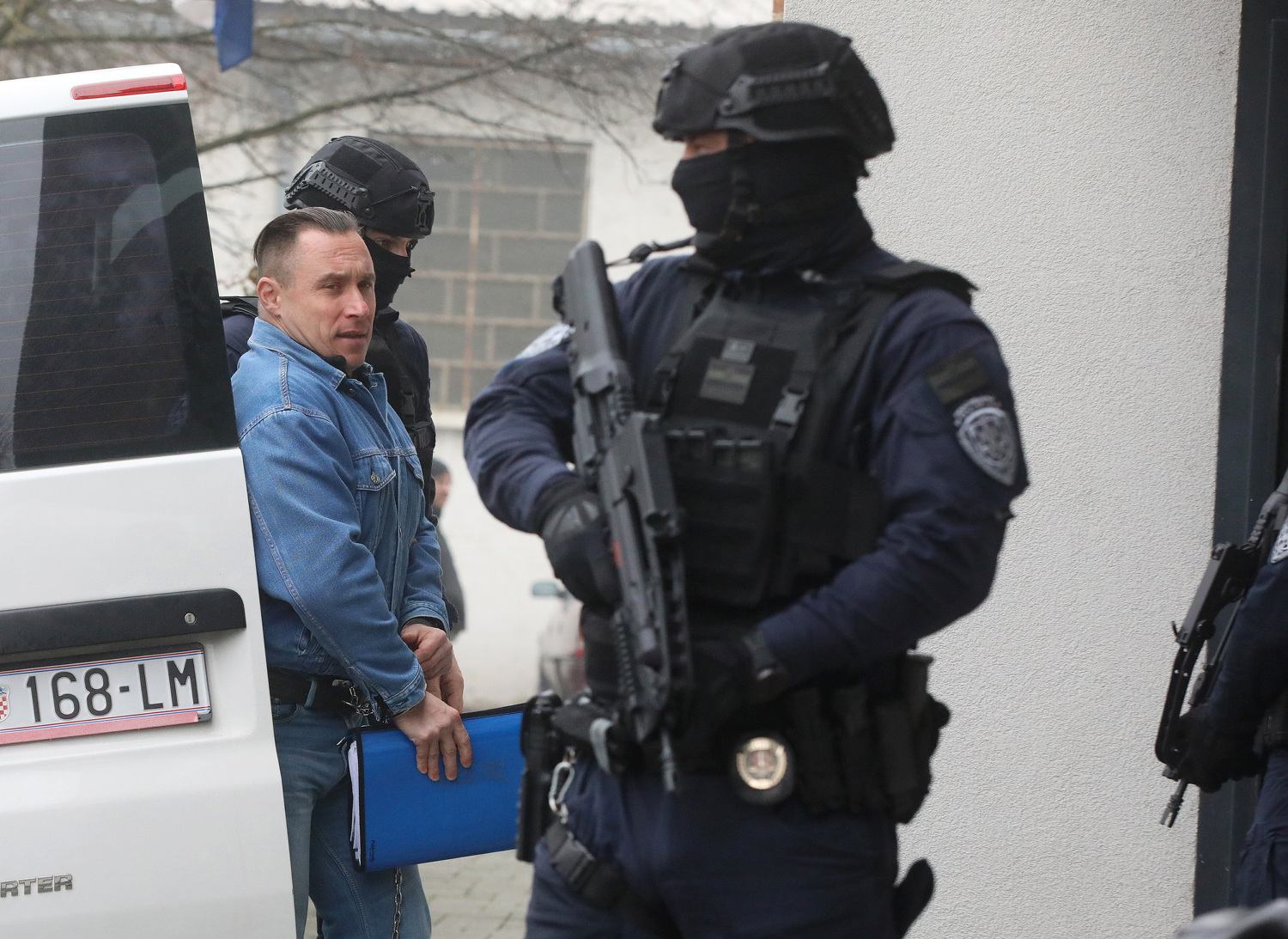 Srđan Mlađan na sudu, čuvaju ga specijalci, prije suđenja dobacivao: ‘Pitajte prava pitanja’