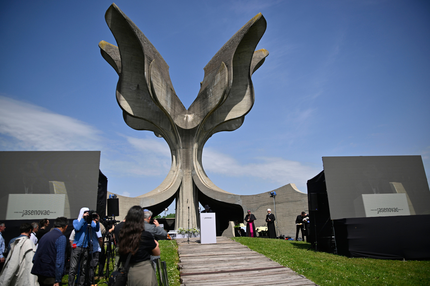 Hrvatica gledala prijenos s Jasenovca: ‘Zbunila sam se, čiju ja to televiziju gledam?’