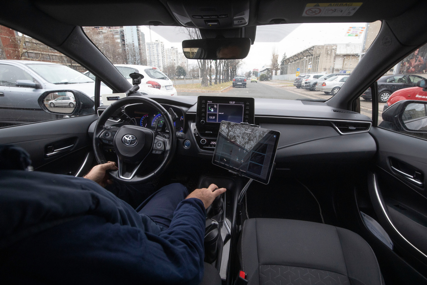 Niste čudaci ako gasite radio prilikom parkiranja, to je najnormalnija reakcija mozga, evo i zašto