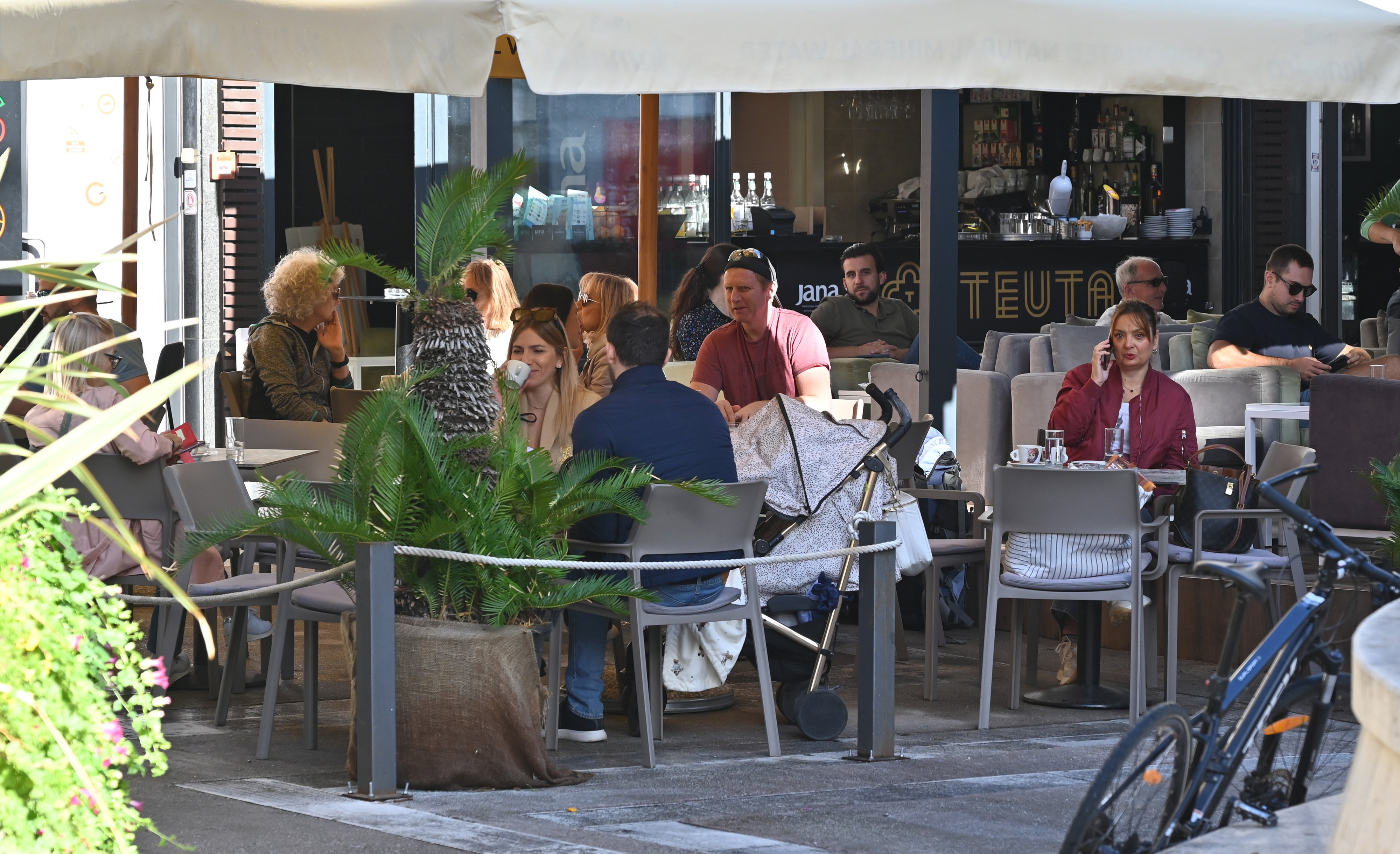 Ušla u kafić kod nas u 9 ujutro pa ostala zgrožena prizorom: ‘Zašto je to postalo normalno?’