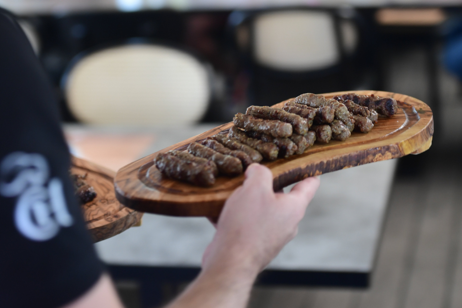 Ljudi sa zgražanjem gledaju cijene jedne ZG pečenjare: ‘Zar toliko za jednu pljeskavicu s kajmakom?’