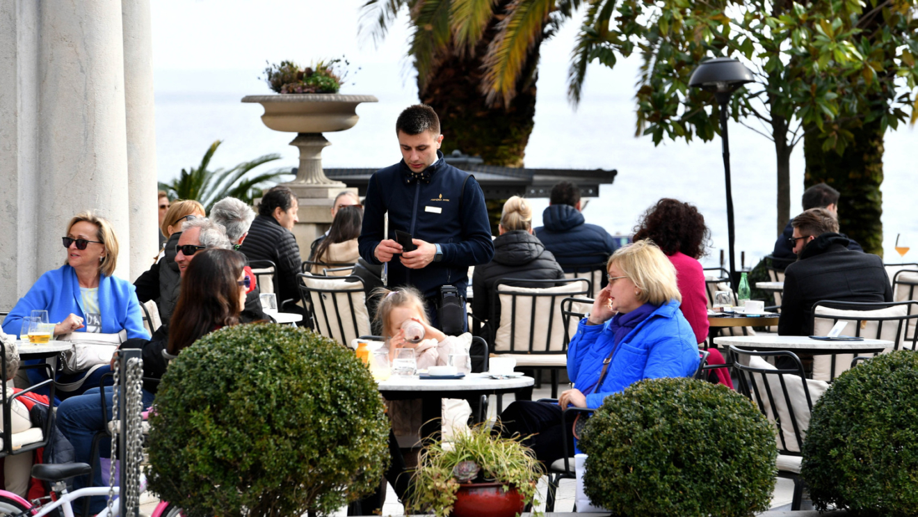 Mladi konobar priznao kolike su im plaće sada: Ispod ovog sada malo tko ima