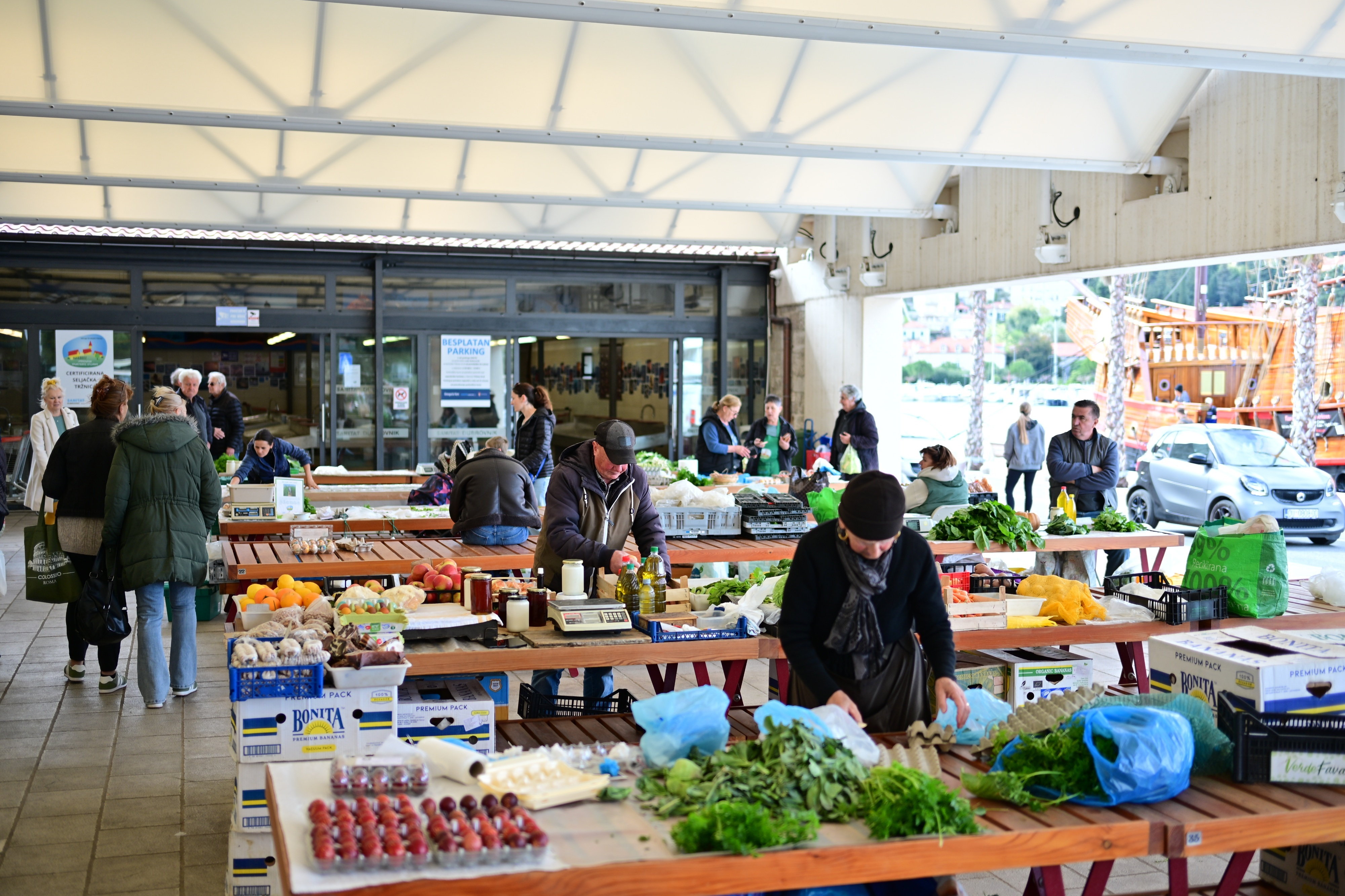 Baka sa sela na tržnici prodaje koprive: ‘Cijena je po vrećici’