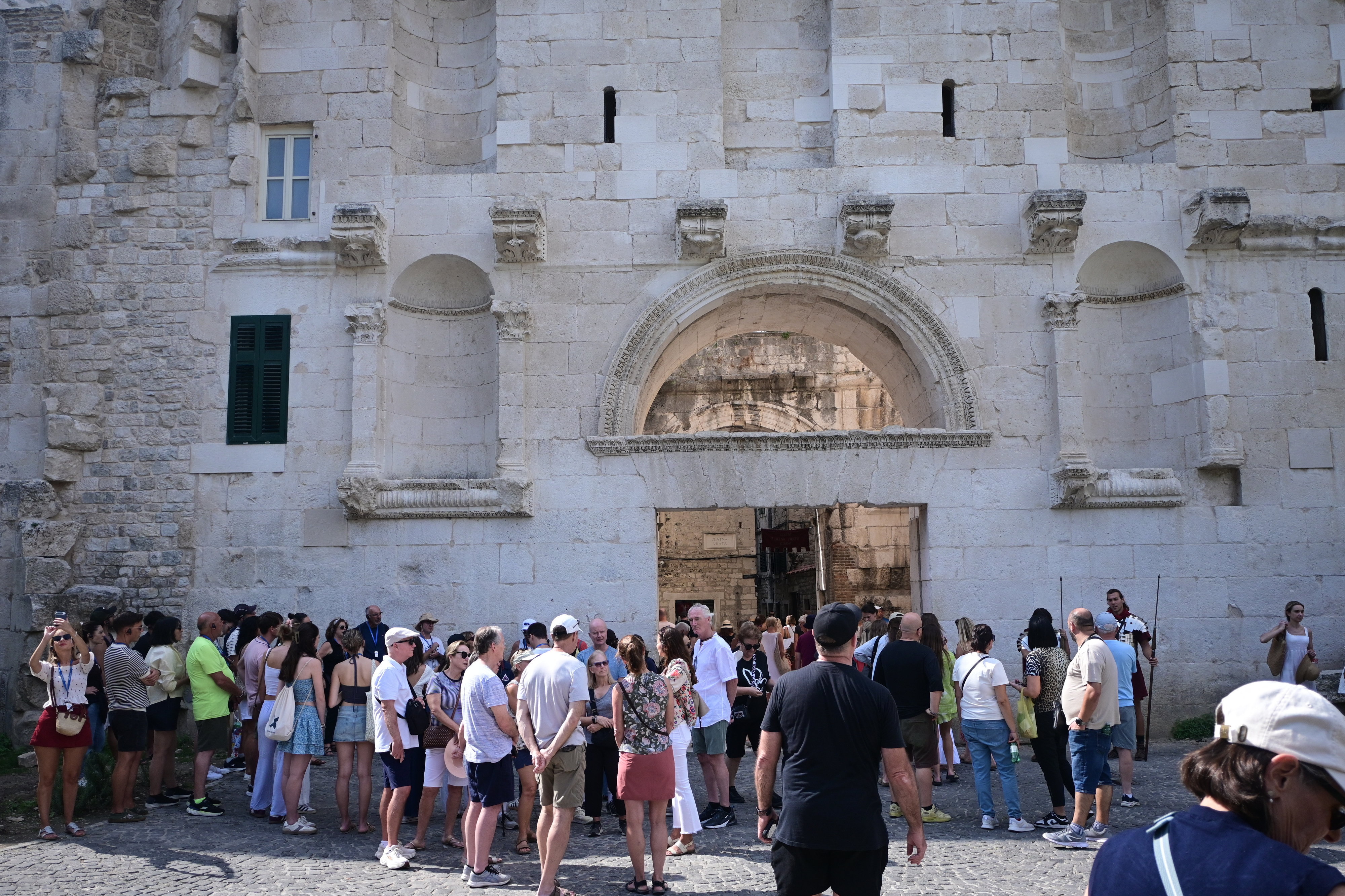 Znak pred katedralom u Splitu zbunio turistkinju, Hrvati se odmah digli na noge
