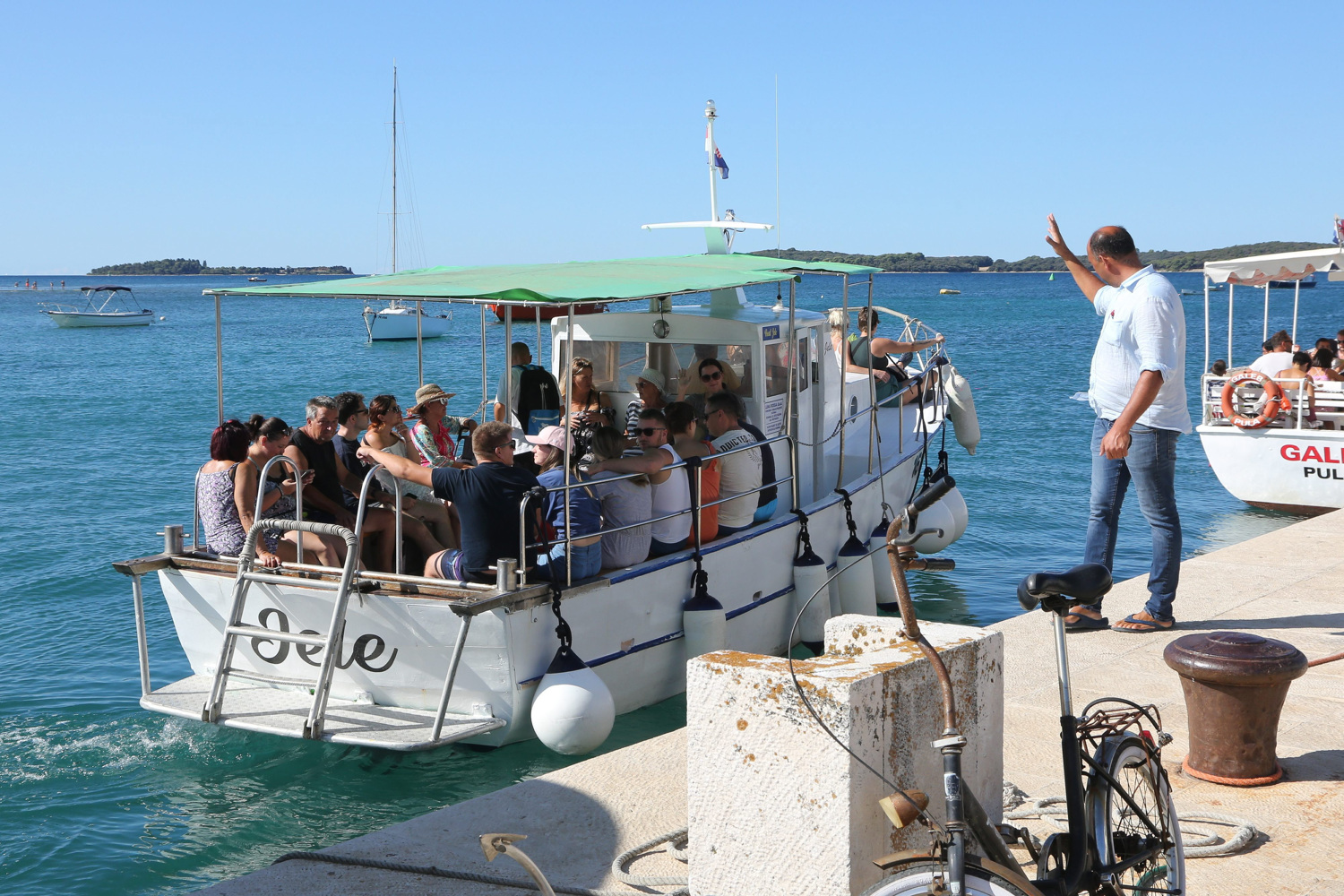Srbi u širokom luku zaobilaze jedan hrvatski otok, po dolasku ih dočeka nestvarna tišina